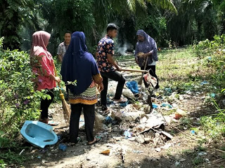 DLH Labuhanbatu Tetap Melaksanakan Tugas Pembersihan Sampah di Pasar Glugur