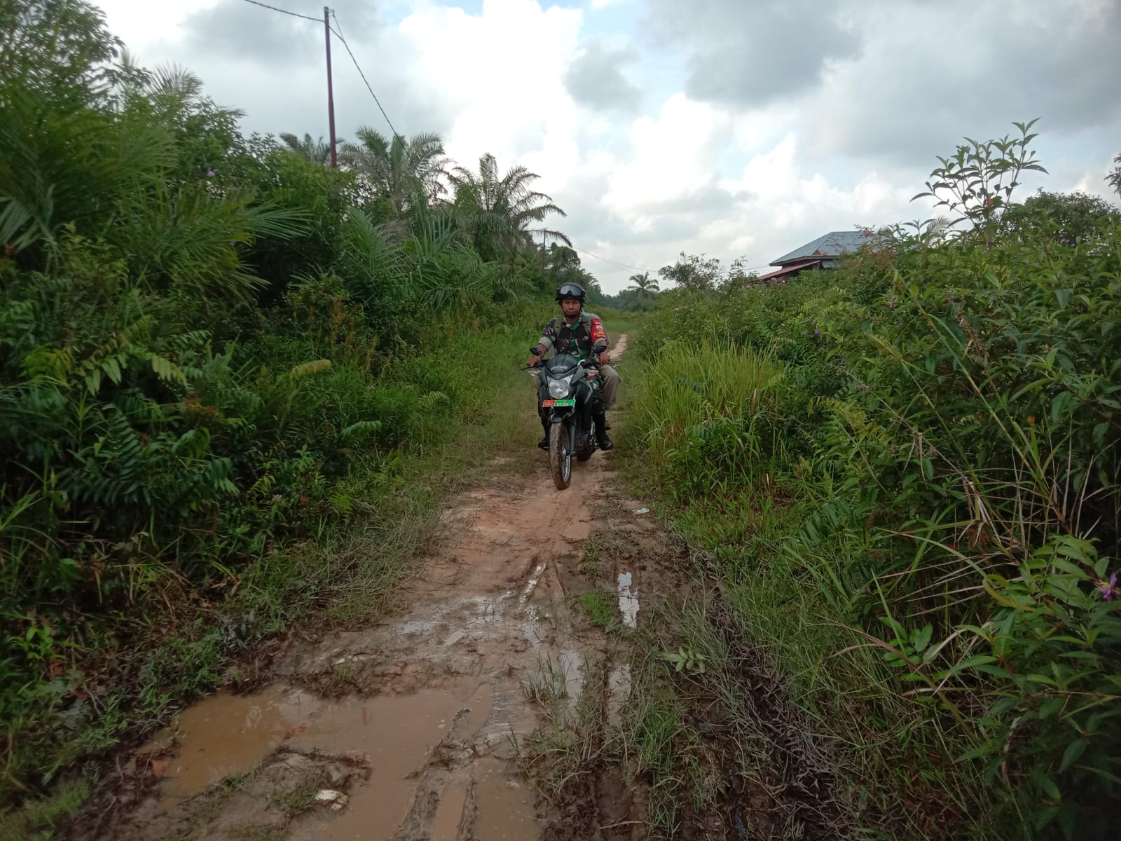 Babinsa Mundam Laksanakan Patroli Cegah Karhutla