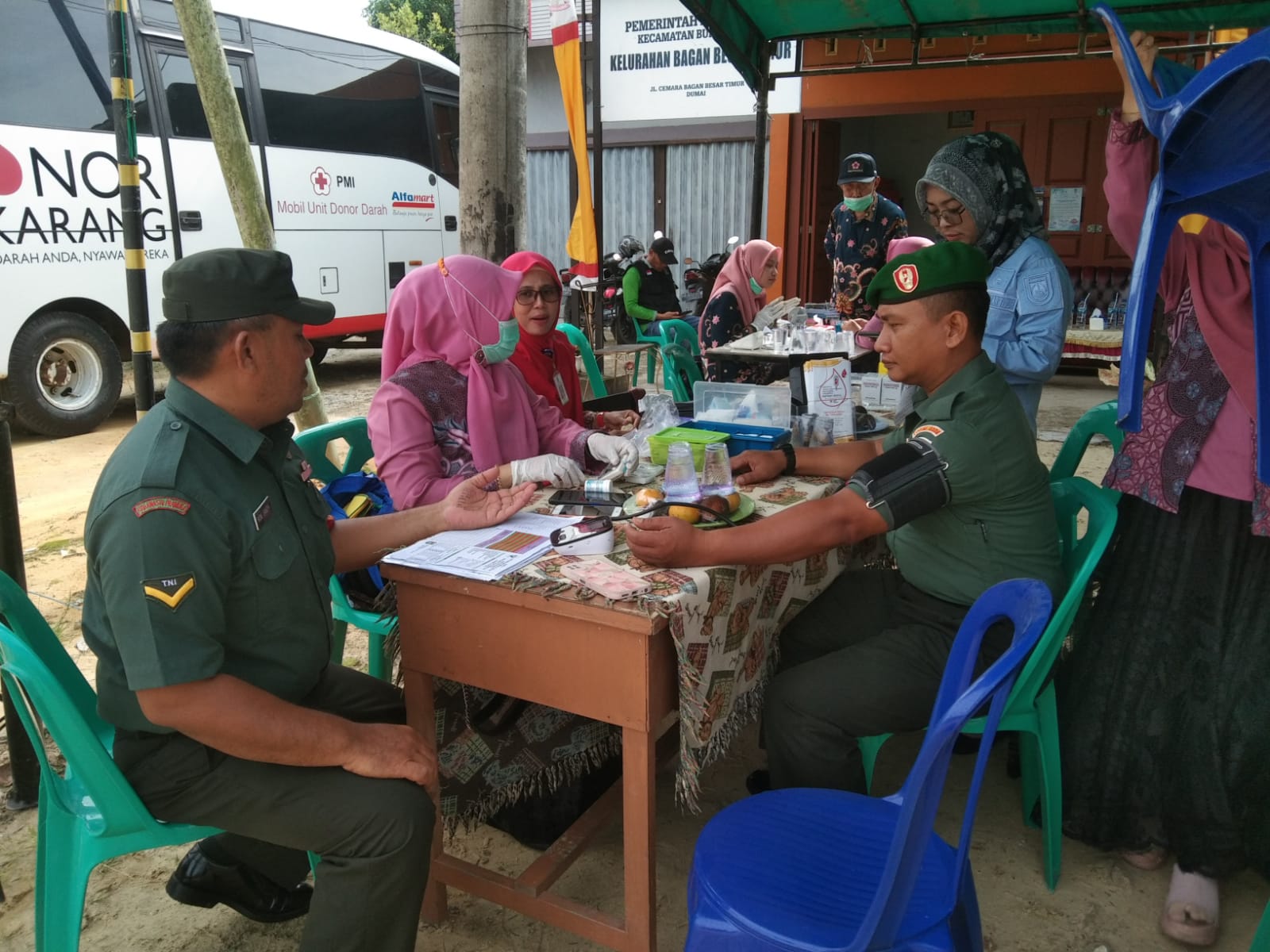 Dukung Kegiatan Sosial, Anggota Koramil 02 Hadiri Giat Donor Darah