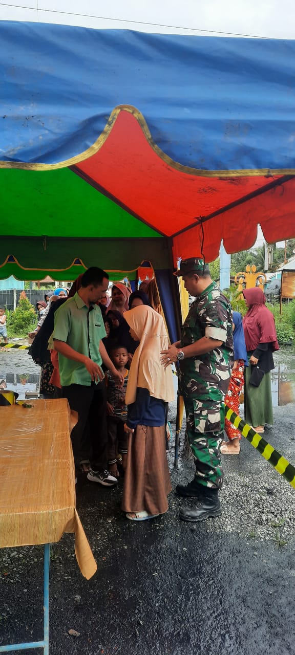 Babinsa Pelintung Bantu Pelaksanannya Operasi Pasar Minyak Goreng Murah