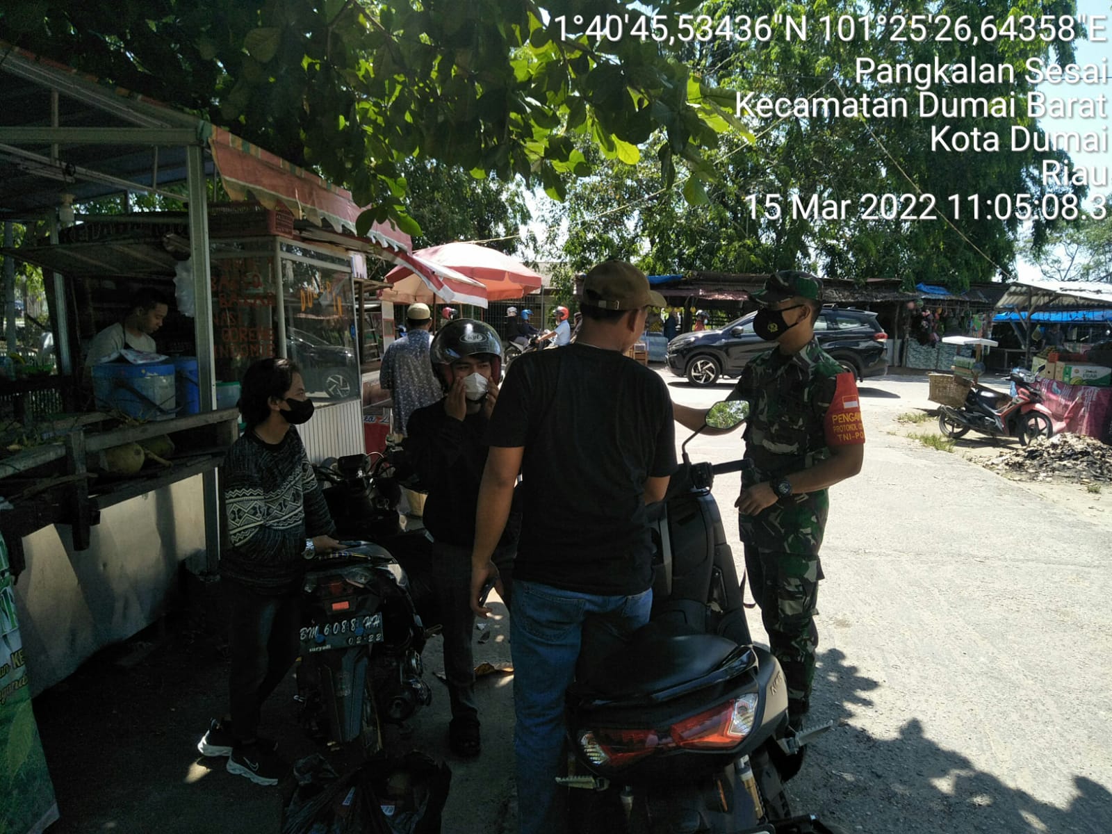 Babinsa Kelurahan Dumai Kota Koramil/01 Sosialisasi Mengenai Prokes ke Masyarakat