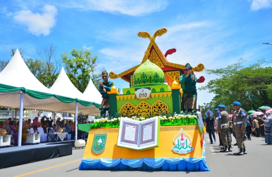 Angkat Tema Pacu Jalur, Riau Curi Perhatian di Pawai Ta’aruf Nasional