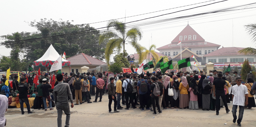Soal Kabut Asap, 2 Kelompok Massa Demonstran Dijaga Ketat Aparat Keamanan