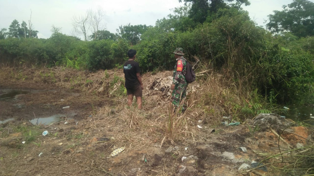 Patroli dan Sosialisasi Oleh Serda Cerzakatno Kepada Masyarakat Untuk Mencegah Karhutla