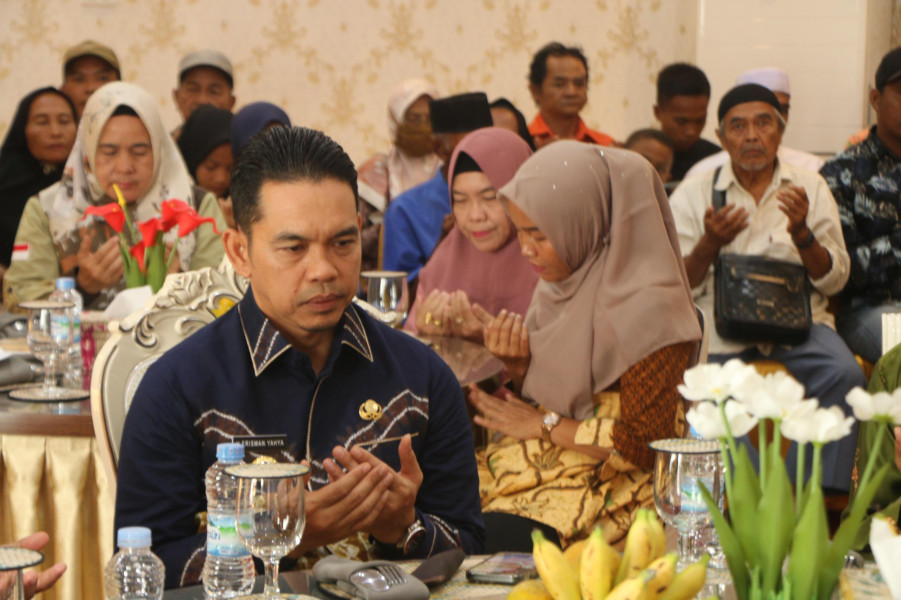 Pj Bupati Inhil Serahkan Bansos Atensi Tahap 2 kepada 136 Penerima Manfaat