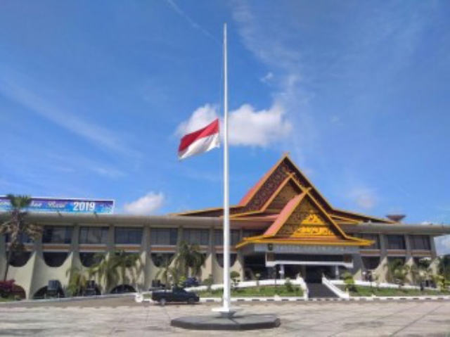 Pemprov Riau Kibarkan Bendera Setengah Tiang