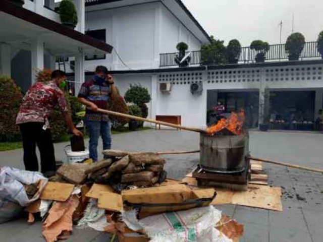 Top..!! 74 Kg Ganja dan 0,5 Kg Sabu Dimusnahkan di Bekasi