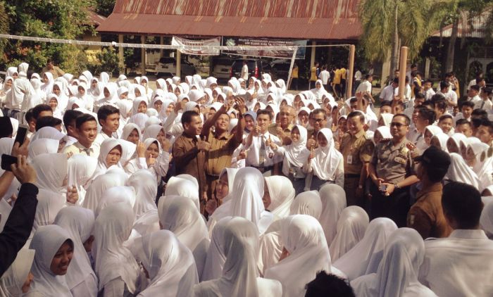 Tinjau SMAN I Telukkuantan, Gubri Terima Banyak Aduan