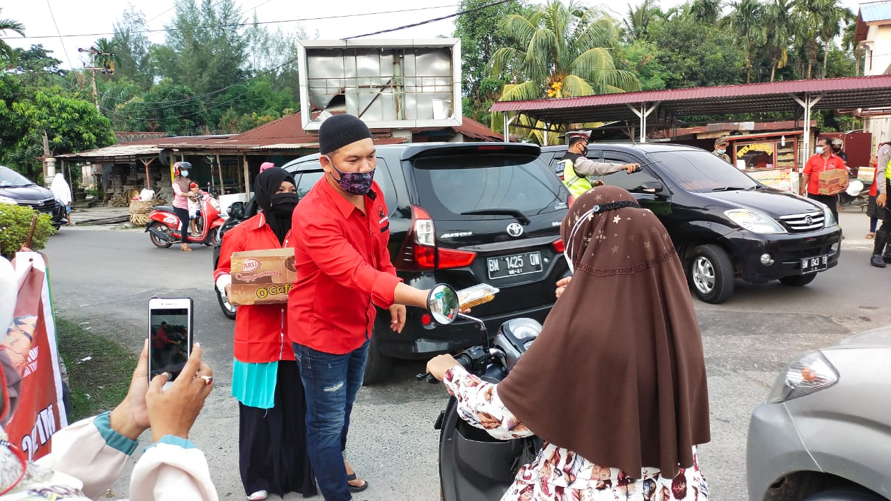 Sebanyak 1500 Paket Takjil Dibagikan Oleh PAC PDI Perjuangan Dumai Timur