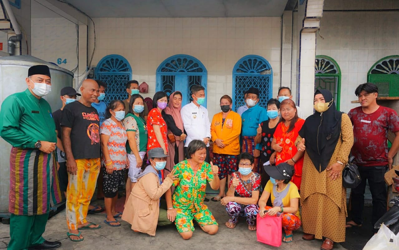 Pemkab Rohil Salurkan Bantuan Sembako Kepada Warga Korban Kebakaran 