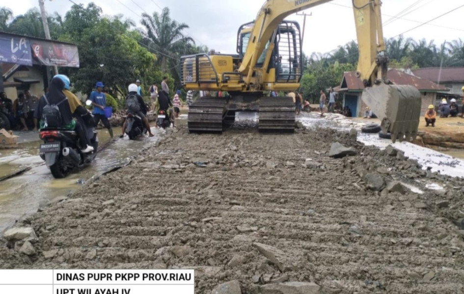 Perbaiki Jalan Lintas Rengat-Tembilahan, Pemprov Riau Siagakan Alat Berat
