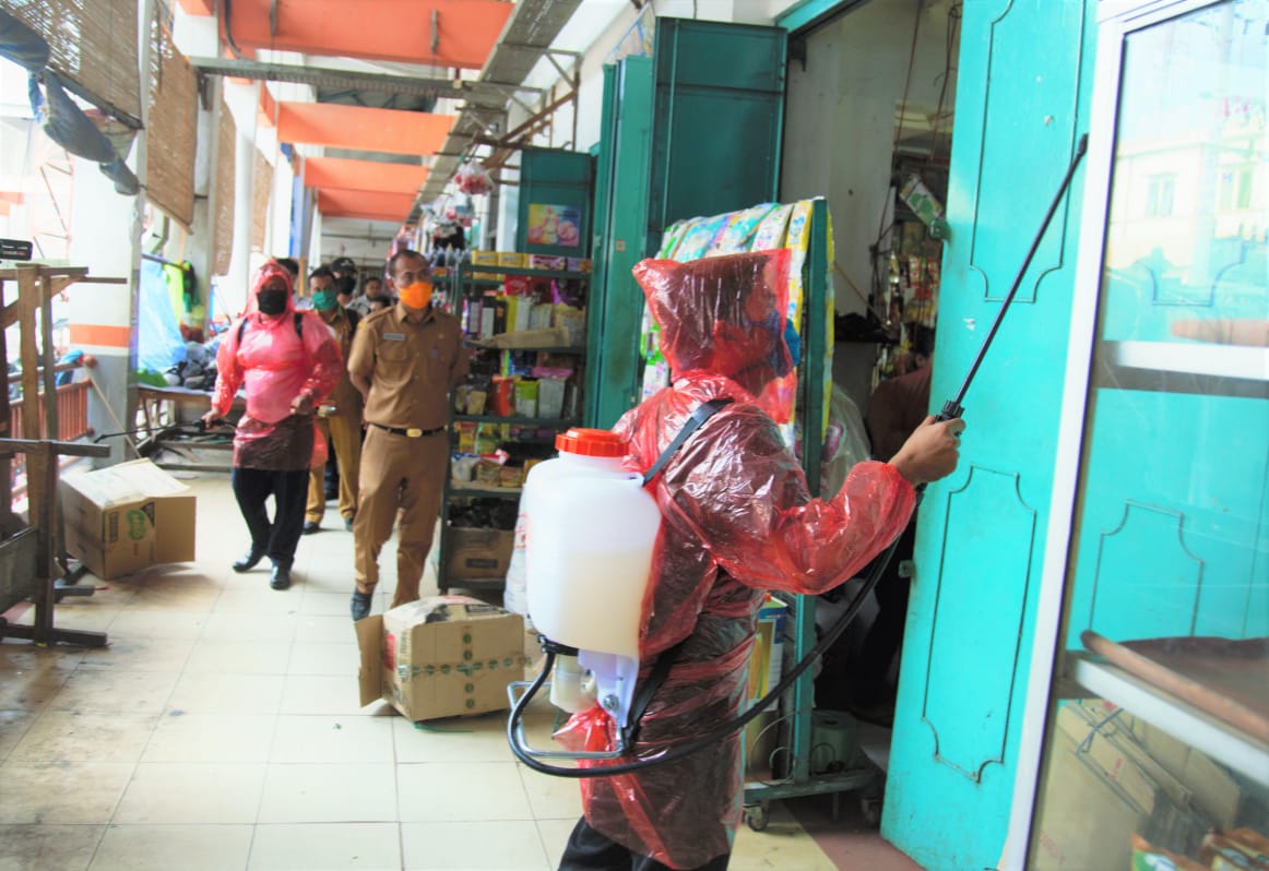 Disperindag Labuhanbatu Semprotkan Disinfektan ke Pasar Glugur Cegah Covid-19