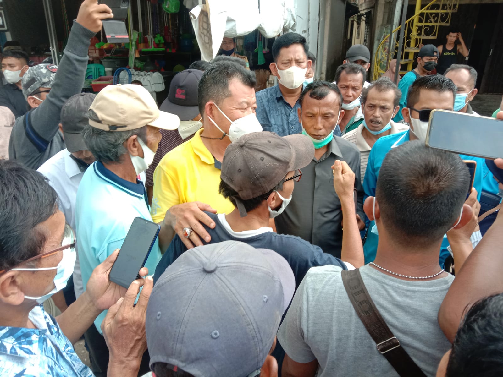 Anggota DPRD Kabupaten Bengkalis Turun Lihat Portal Jalan Gajah Mada, Akok: Mobil Fuso Bisa Lewat Ko