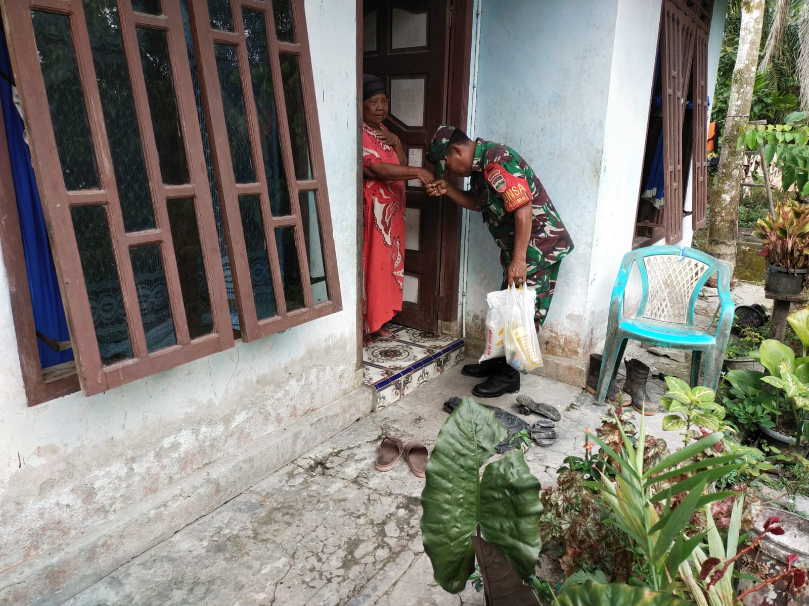 Laksanakan Program Babinsa Masuk Dapur, Serka Khorianto Sambangi Rumah Masyarakat