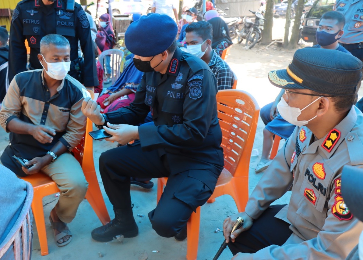 Dansat Brimob Polda Riau Tinjau Jajaran Polsek di Polres Rohil Kebut Pencapaian Vaksinasi Lansia