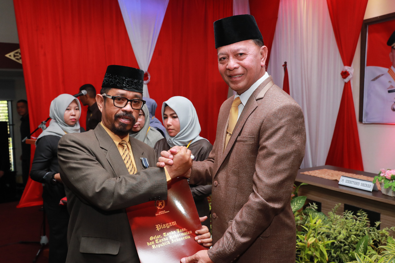 Wali Kota Tanjungpinang Sematkan Tanda Satyalancana Karya Satya kepada 315 PNS