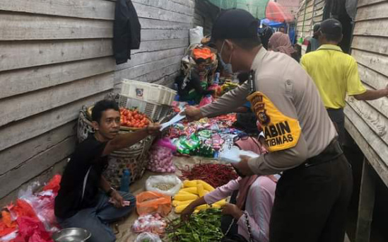 Pedagang dan Pembeli di Desa Sungai Luar Diajak Pakai Masker