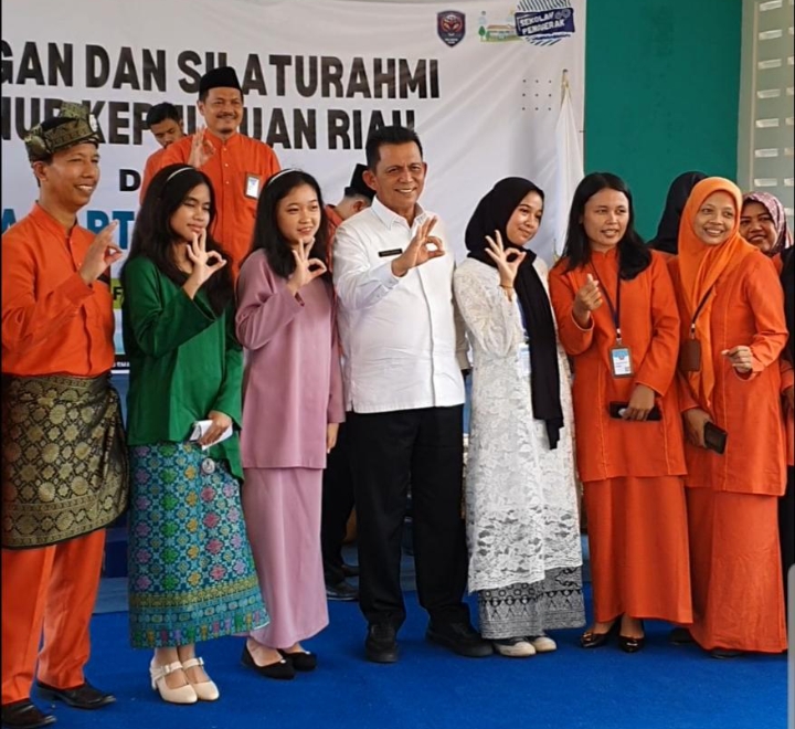 Kunjungi SMA Kartini Batam, Gubernur Ansar Berpesan Untuk Belajar Sungguh-Sungguh