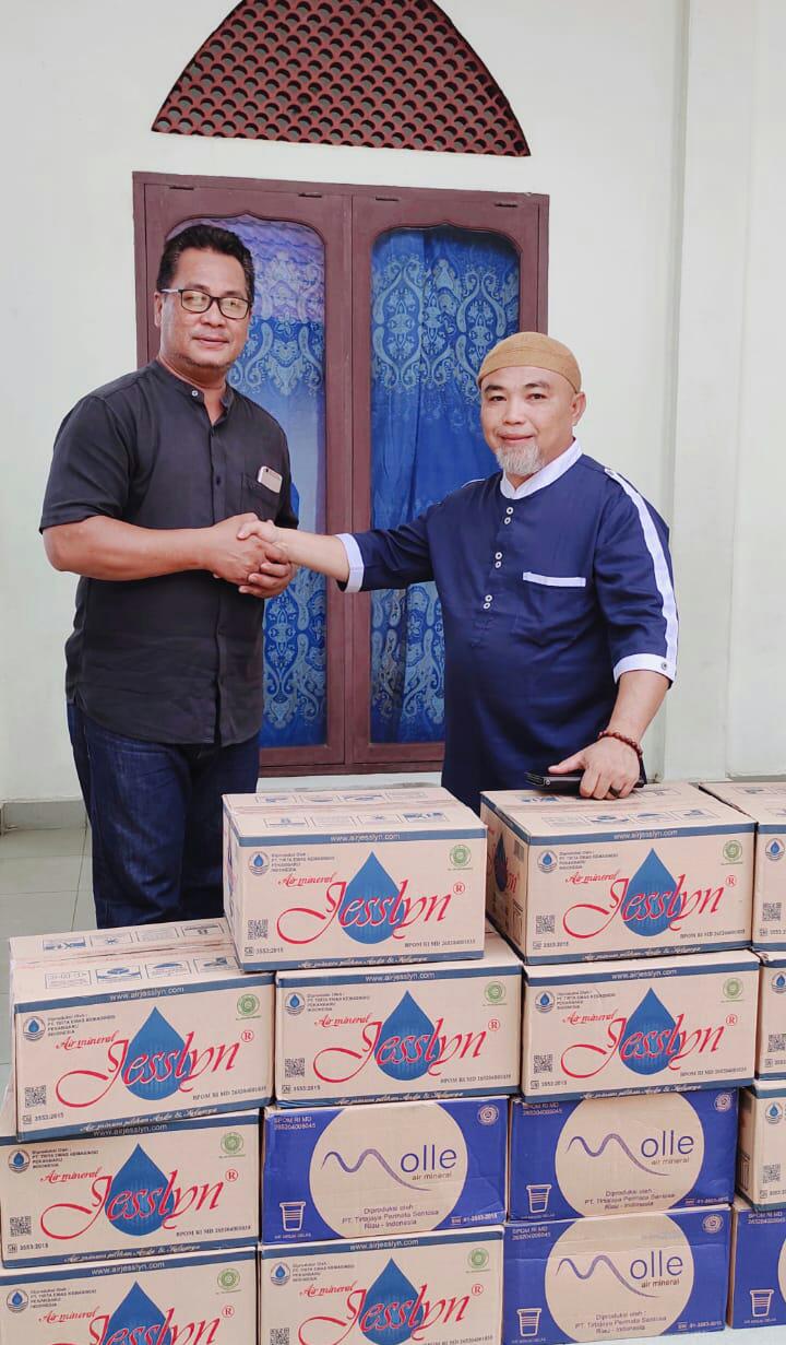 Ketua Umum PSTI Kabupaten Bengkalis Bobi Kurniawan Berbagi 20 Kotak Air Mineral