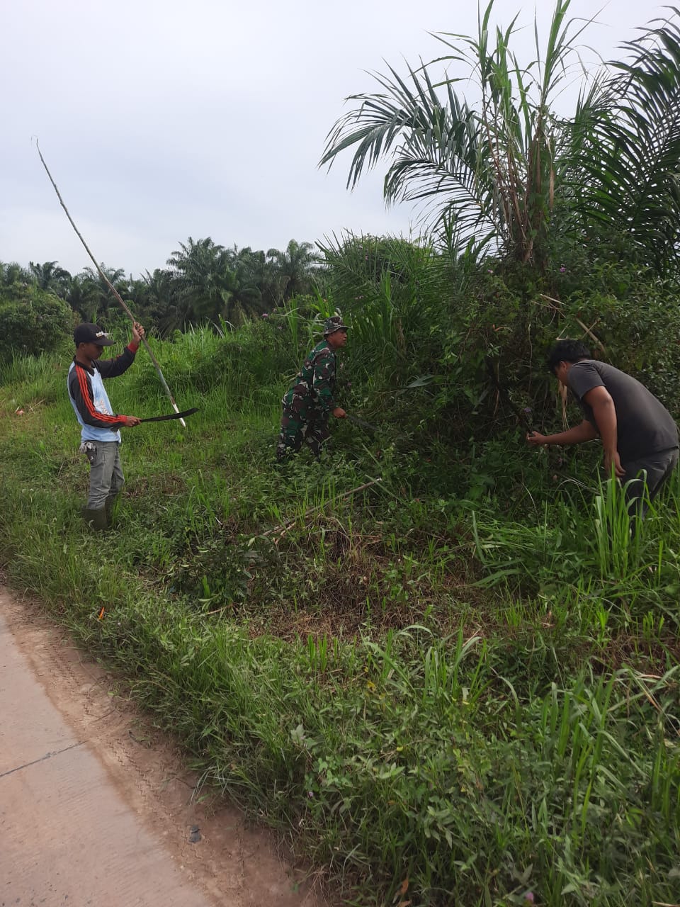 Pelda Hendrianto Goro Bersama Masyarakat