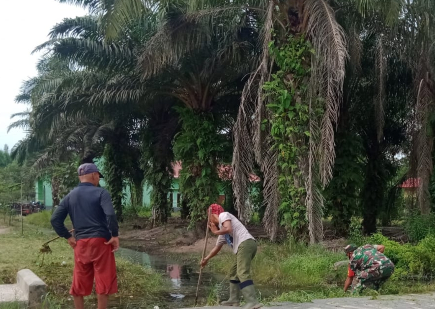 Bersama Masyarakat, Serma Sukardi Laksanakan Gotong Royong