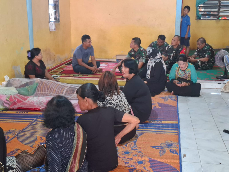 Kasdim 0320/Dumai Beri Semangat kepada Kopda Hasian Yang Berduka