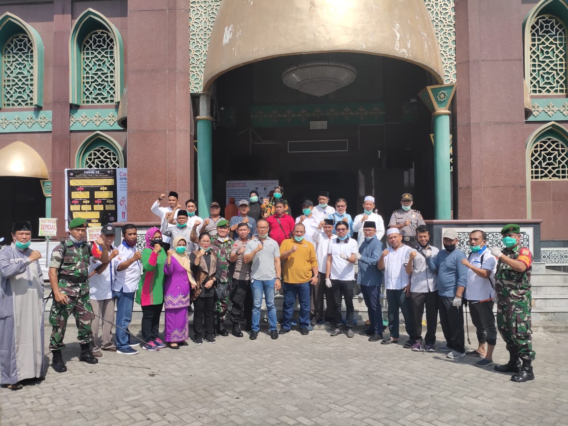 Anggota DPRD Dapil VI Senapelan-Payung Sekaki Semprot Disinfektan Di Masjid Raya Senapelen