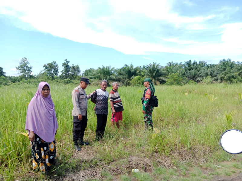 Serda Bambang Irwanto Melaksanakan Patroli di Wilayah Binaannya