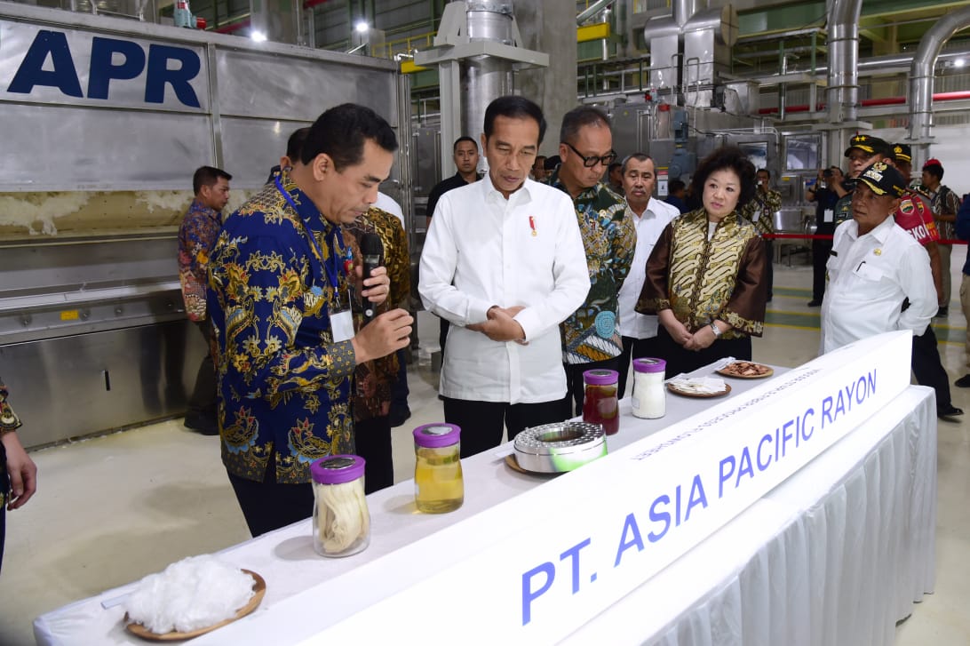 Presiden Jokowi Resmikan Fasilitas Produksi Rayon dan Benang Terbesar di Indonesia