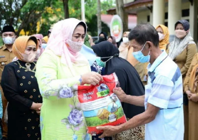 PKK Riau Kembali Berbagi Sembako