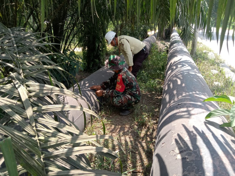 Babinsa Koramil 01/Dumai Bersama Security Pertamina Gelar Patroli Keamanan Pipa Minyak