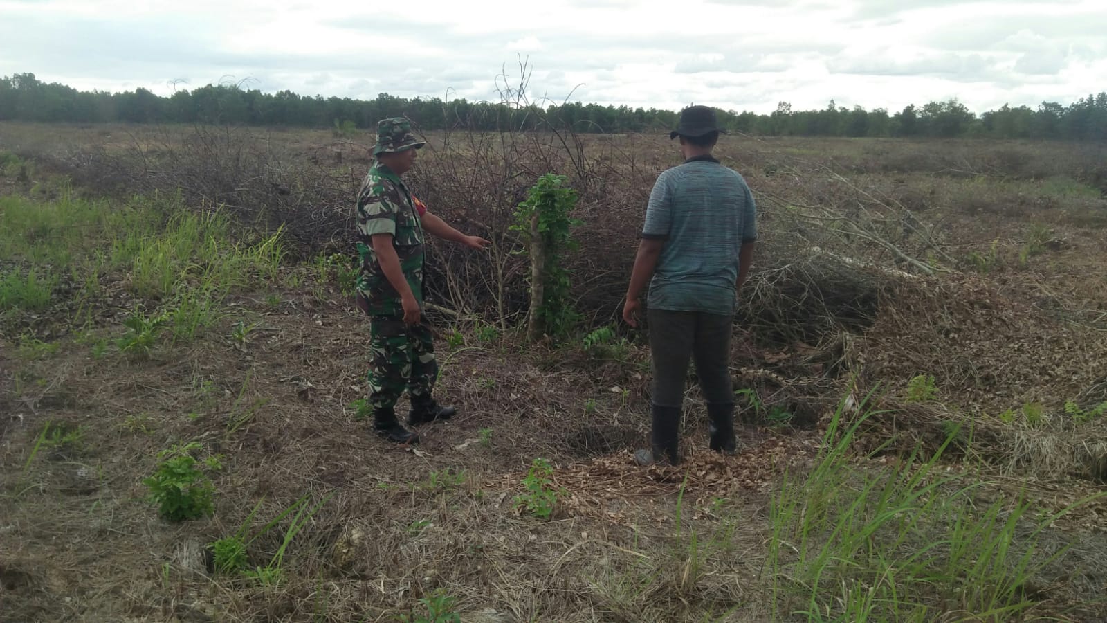 Beri Arahan Cegah Karhutla, Serda Cerza Katno Sambangi Masyarakat