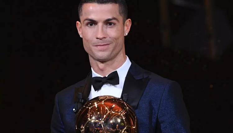 Cristiano Ronaldo Raih Trofi Ballon d'Or 2017