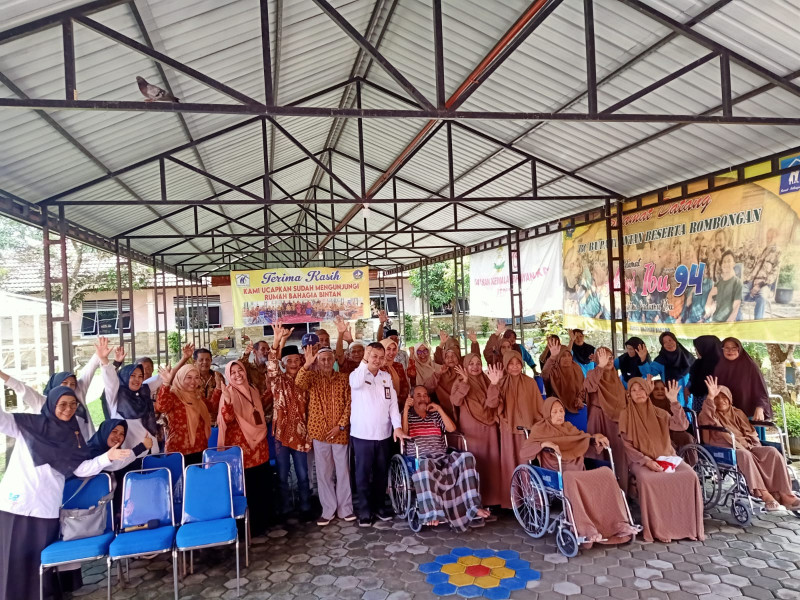 RSUD RAT Gembira Bersama Lansia di Rumah Bahagia