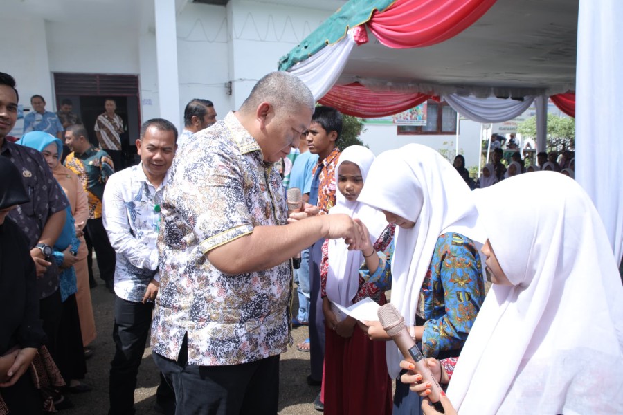 Bupati Asahan Serahkan BPJS Kesehatan Gratis dan KIP Kepada Masyarakat di 4 Kecamatan