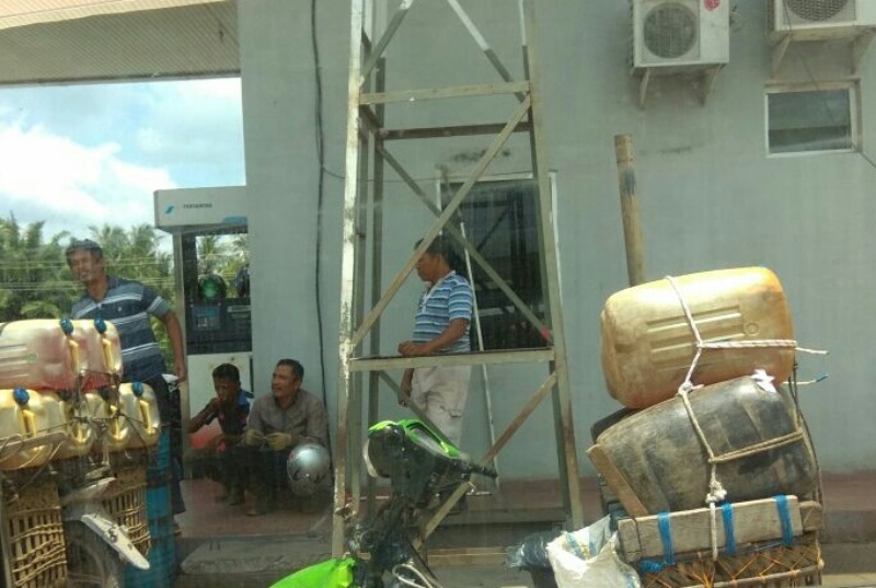 Masyarakat KM 11 Kecamatan Bathin Solapan Keluhkan Kondisi Bahan Bakar Minyak Yang Kosong Di SPBU