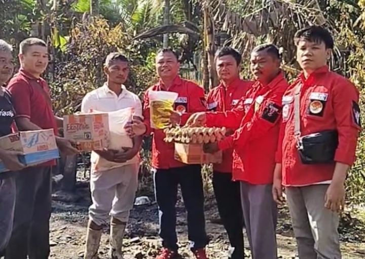 Sebagai Wujud Kepedulian, PBB PAC Kecamatan Kempas Serahkan Bantuan Pada Korban Kebakaran