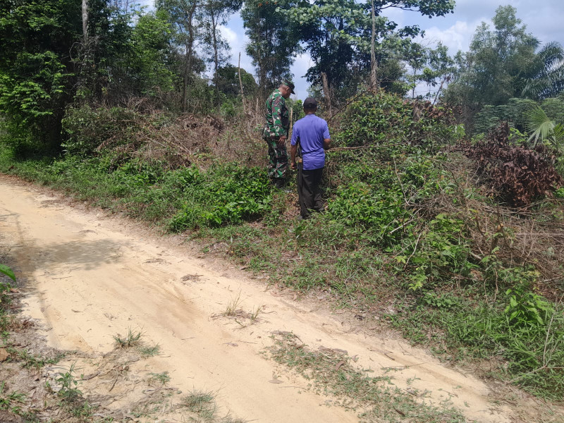 Serma F Purba Sosialisasikan Bahaya Membakar Lahan di RT 15