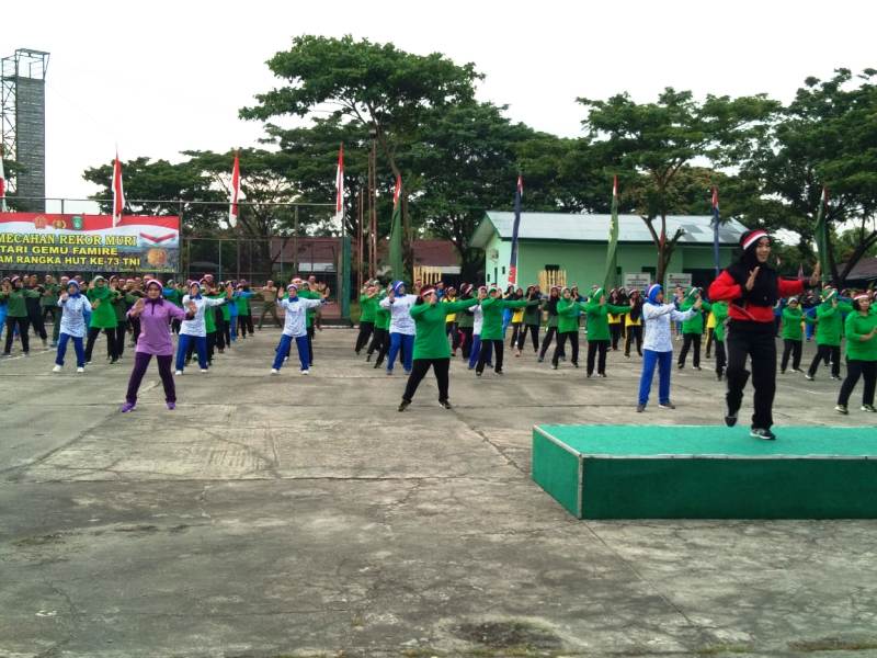 TNI di Dumai Ikut Pecahkan Rekor MURI Menari Gemu Famire
