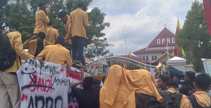 Disela Pelantikan, Gedung DPRD Inhil Digeruduk Ratusan Massa Aksi Demonstrasi