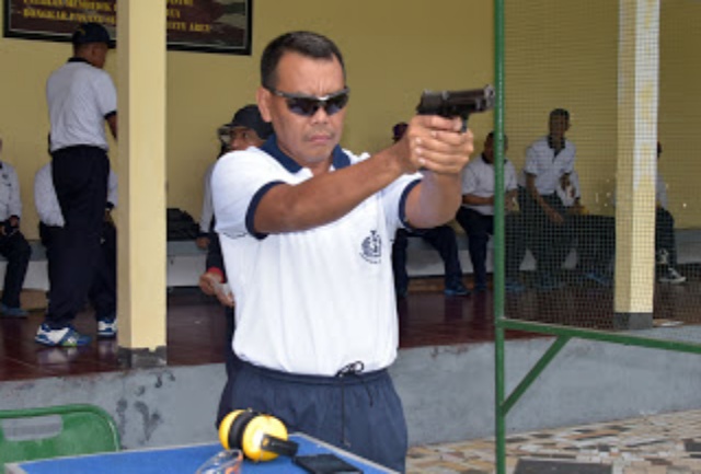 Perwira Lanmar Surabaya Latihan Menembak Pistol