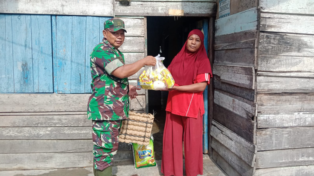 Sertu Sareh Serahkan Bantuan Sembako ke Masyarakat