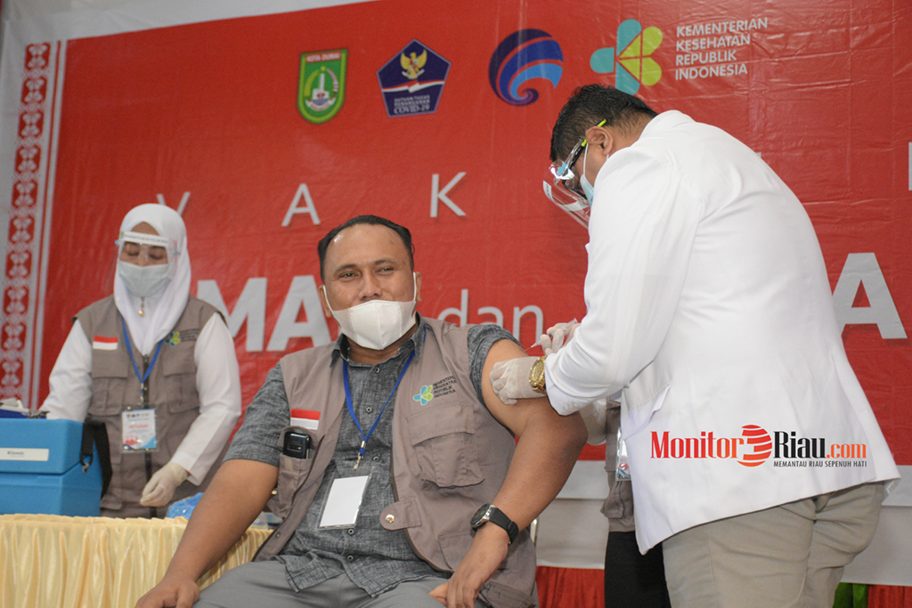 Pencanangan Vaksinasi Covid-19 di Dumai Berjalan Lancar, Ketua DPRD Jadi yang Pertama Disuntik