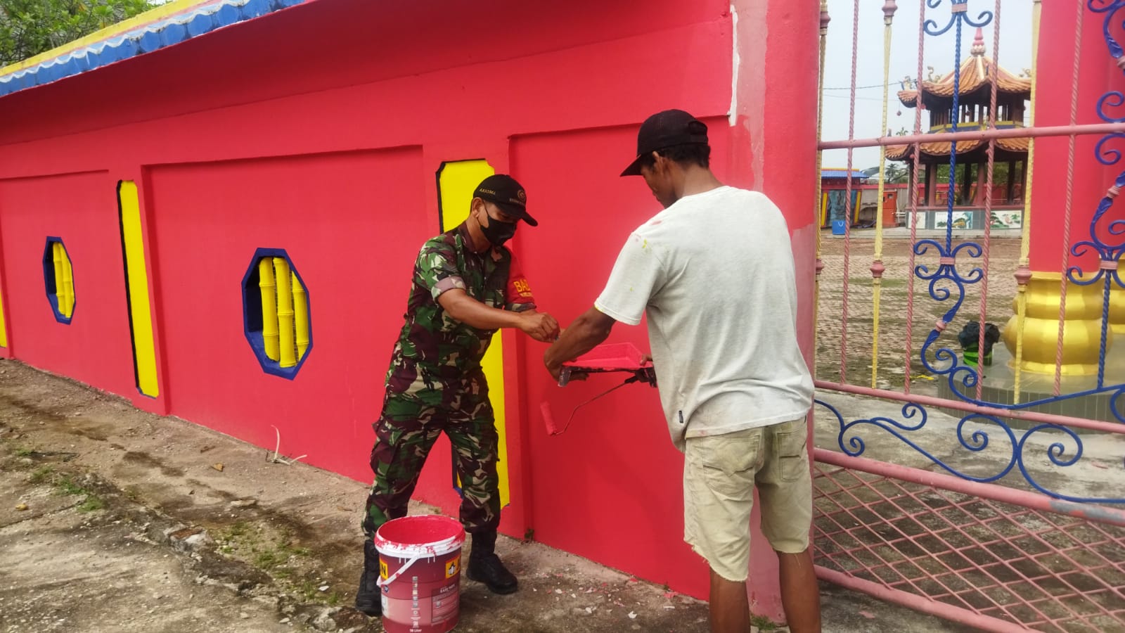 Sertu Abu Kasim Goro Mengecat Pagar Klenteng