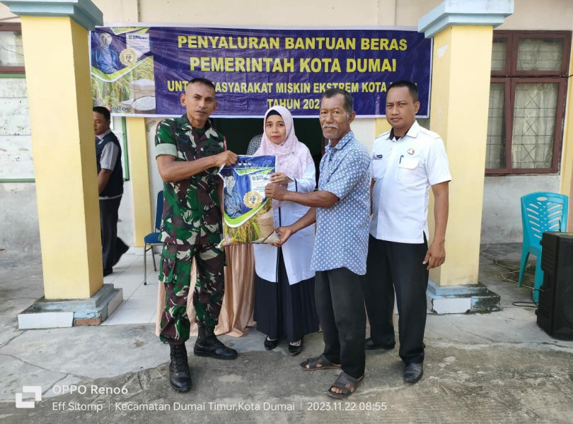 Sertu Nono Bantu Penyaluran Beras Untuk Masyarakat Kelurahan Bukit Batrem