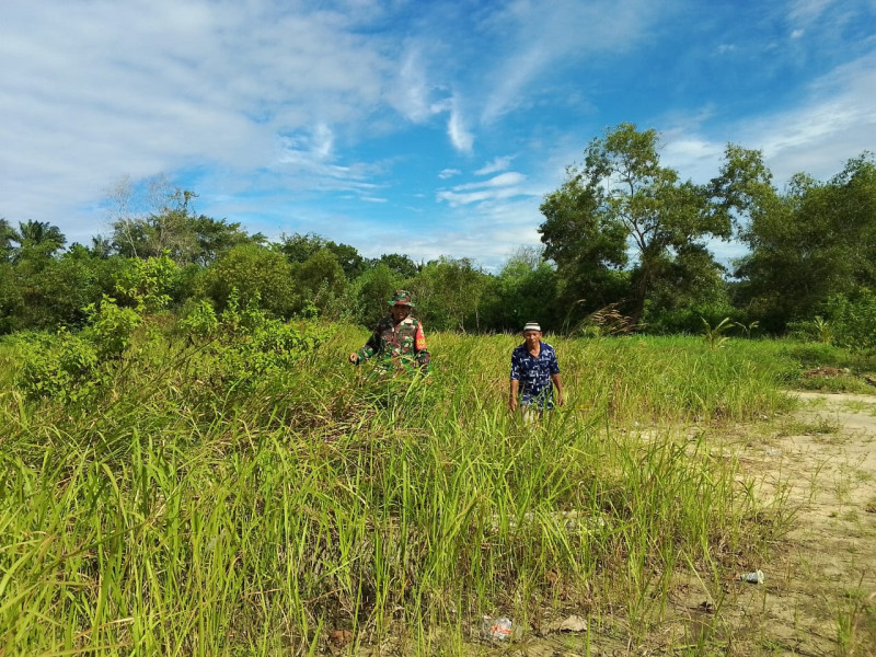 Sertu Nono Sosialisasikan Larangan Buka Lahan Dengan Membakar di Dumai Timur