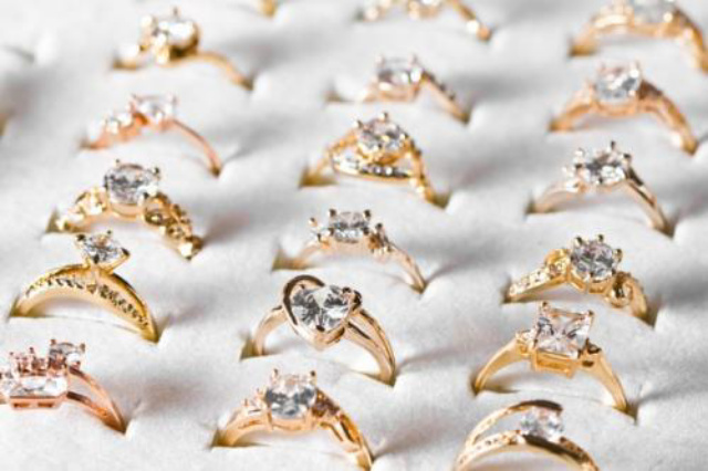 3 Cara Aman Pakai Perhiasan bagi Pemilik Kulit Sensitif, Cegah Iritasi