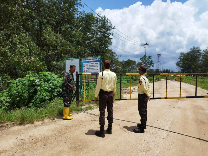 Babinsa Koramil 03 SS Gelar Patroli Cegah Karhutla di Batu Tritip