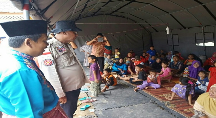 Bupati Suyatno Beri Bantuan Korban Banjir Di Pekaitan