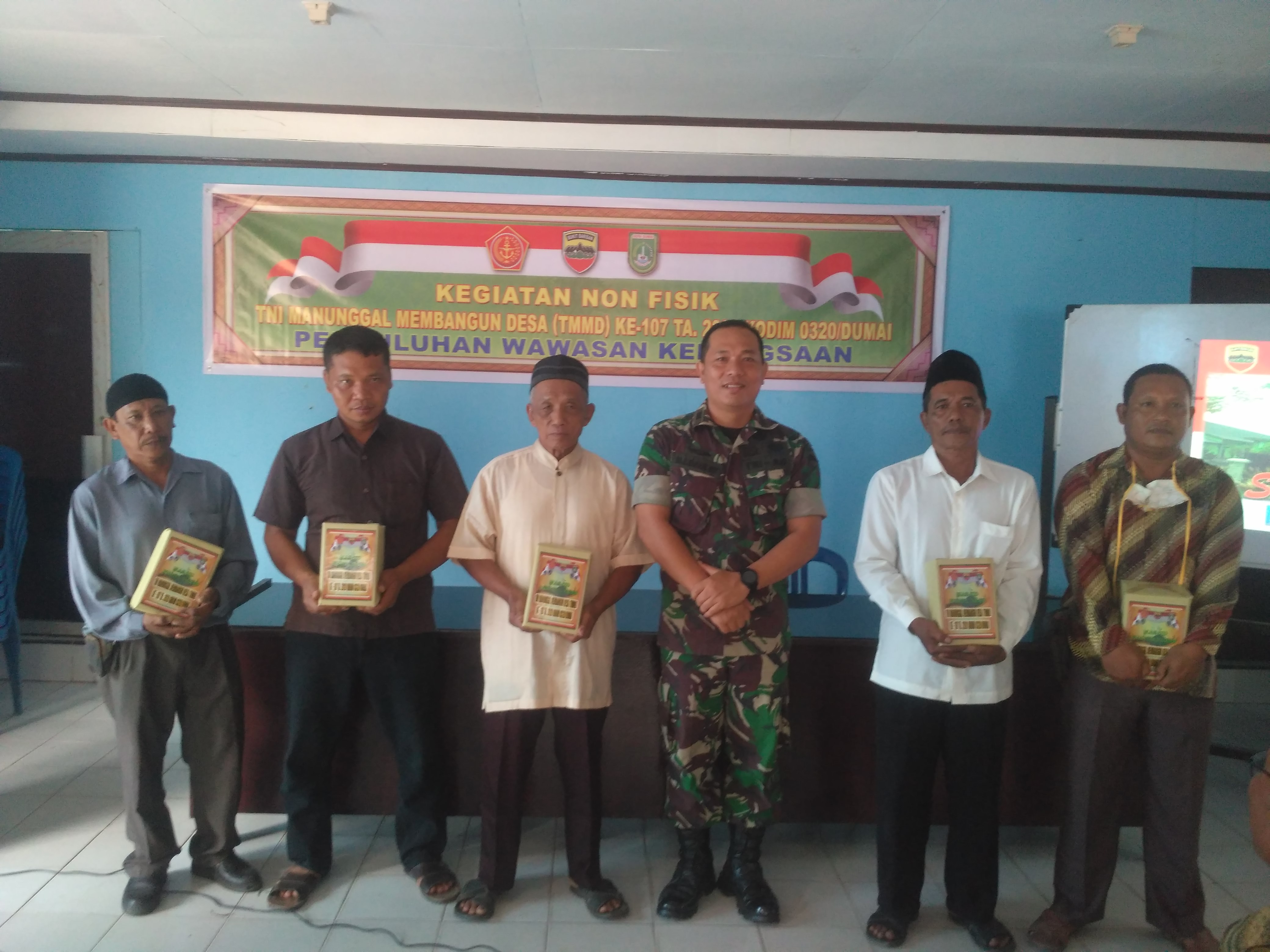 TMMD ke 107, Satgas Berikan Bantuan Al-Qur'an ke Lima Masjid di Kelurahan Pelintung